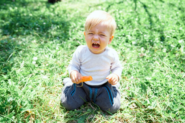 Little child girl crying on the grass - SKIDamarink KIDs Toddler crying not wanting to touch grass,Signs of Sensory Issues in Toddlers
