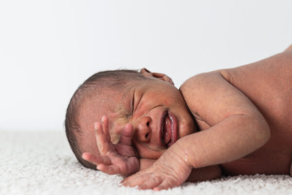 Newborn baby on soft blanket - SKIDamarink KIDs baby cues and expressions