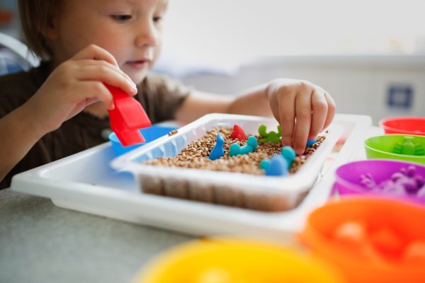Baby Toddler plays with cereals sorts toy figures by color Child plays with tweezers - SKIDamarink KIDs Baby Toddler plays with cereals, sorts toy figures by color. Child plays with tweezers