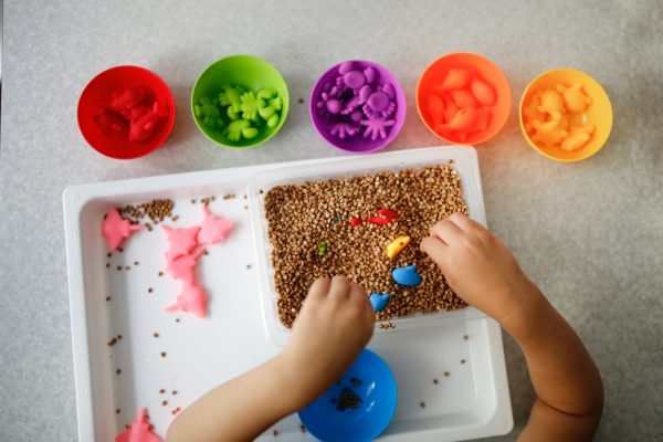 Baby Toddler plays with cereals sorts toy figures by color Child plays with tweezers - SKIDamarink KIDs Baby Toddler plays with cereals, sorts toy figures by color. Child plays with tweezers