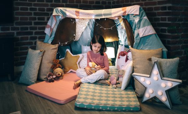 Girl playing with stuffed animals in a teepee - SKIDamarink KIDs Girl playing with stuffed animals in a teepee,calm down corner for kids