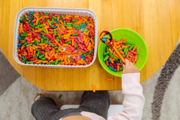 Sensory game sorting colored pasta - SKIDamarink KIDs Sensory game sorting colored pasta